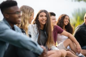 Un grupo social y diverso de adolescentes.